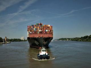 Escort fuer Containerriesen