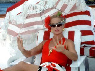 Overboard - Ein Goldfisch faellt ins Wasser