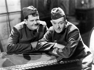 Dick und Doof als Rekruten