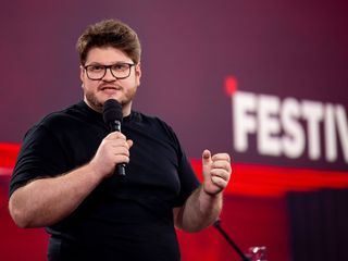 Jan Philipp Zymny: Quantenheilung durch Stand-up-Comedy