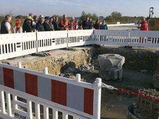 Eine Bruecke ueber das Loch