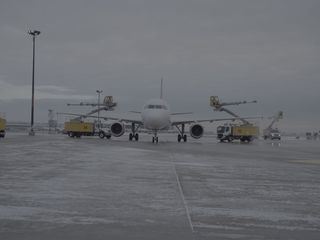 Inside Toronto Airport: Eisiger Alltag am Mega-Flughafen Inside Toronto Airport: Eisiger Alltag am Mega-Flughafen