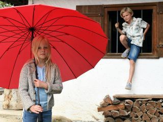 Fruehling: Mit Regenschirmen fliegen