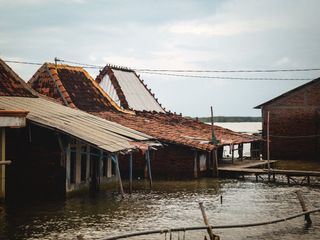 Indonesien: Ein Dorf kaempft gegen die Fluten