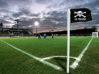 Vom Hakenkreuz zum Totenkopf