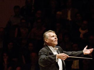 Mariss Jansons dirigiert