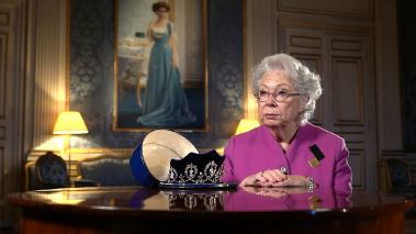 Innanfoer slottets vaeggar