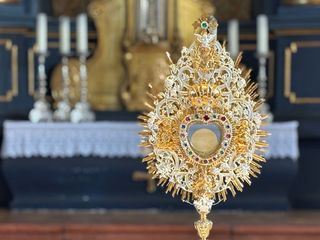 Katholischer Gottesdienst mit Prozession an Fronleichnam