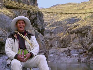 Peru, Region Cuzco: Eine Haengebruecke in Handarbeit