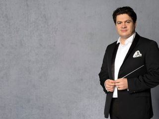 Cristian Macelaru dirigiert Dvorák, Bartók und Brahms