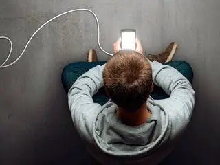 Jung, online, suechtig