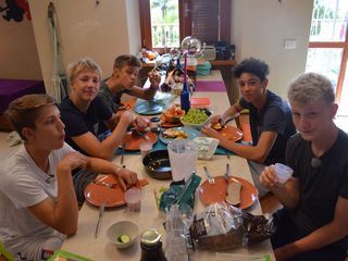 Die Jungs-WG: Sommer. Sonne. Elternfrei.
