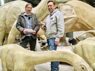 Mit Tieflader und Handarbeit