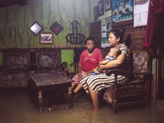 Indonesien: Ein Dorf kaempft gegen die Fluten