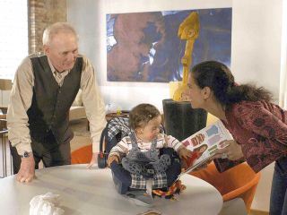 Zwei Maenner und ein Baby