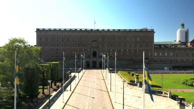 Innanfoer slottets vaeggar