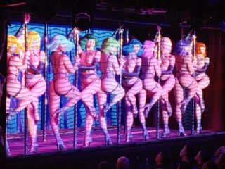 Striptease mit Chic! - Der Pariser Nachtclub Crazy Horse