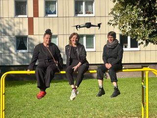 Drei ostdeutsche Frauen bummeln durchs Land und pruefen die Schwerkraft der Verhaeltnisse