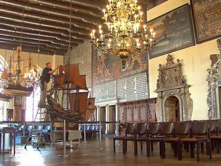 Glanz und Geheimnisse hinter alten Mauern Glanz und Geheimnisse hinter alten Mauern