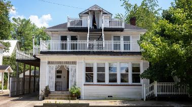 Ugly Living - Amerikas haesslichste Haeuser