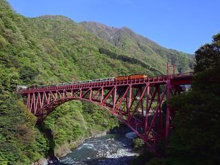 Mit dem Zug entlang der japanischen Westkueste