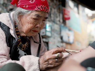 Die Matriarchin im Dorf der Tattoo-Frauen