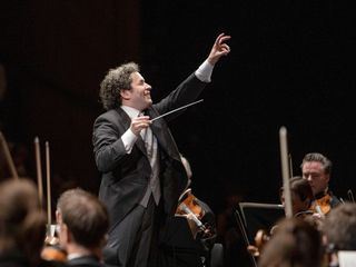 Gustavo Dudamel dirigiert Liszt und Strawinsky