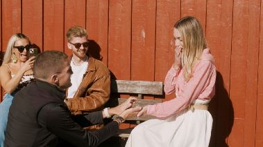 Gift vid foersta oegonkastet - i vinterskrud