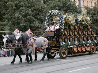 Oktoberfest Trachten- und Schuetzenzug 2025