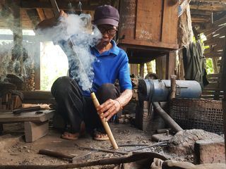 Laos: Futterbloecke und Bueffel-Leasing