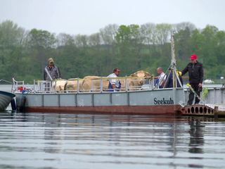 Hinter Schloss und Segeln