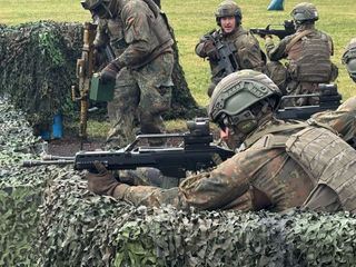 Bundeswehr - Jugend an die Waffe