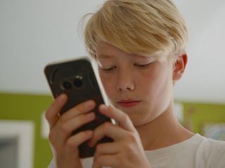 Aufwachsen ohne Smartphone - Ist eine Kindheit ohne Tiktok und Co. moeglich?