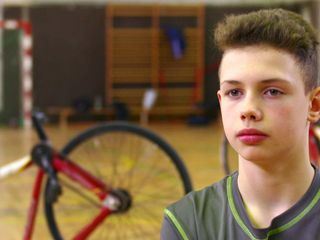 Jonas, der mit dem Rad kickt