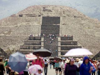 Naachtun - Verborgene Stadt der Mayas
